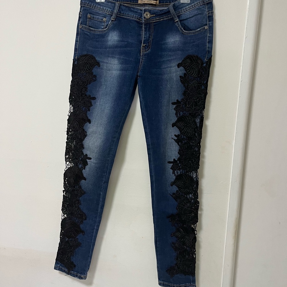 Elegant Blue Skinny Jeans with Black Lace